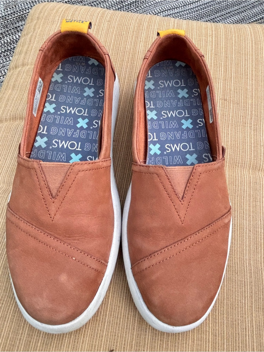 TOMS x Wildfang Colab Slip-On Sneakers Tan Suede SZ 7.5 - Picture 4 of 6